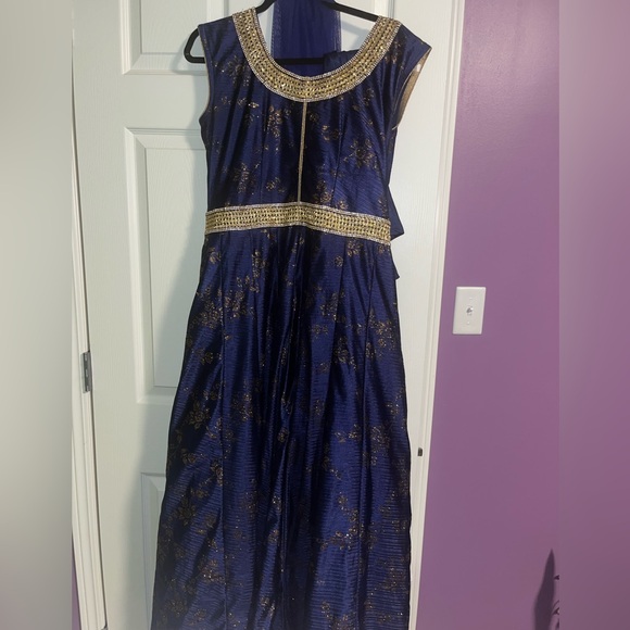 Stunning Punjabi style dress with pants and dupatta - Picture 2 of 7